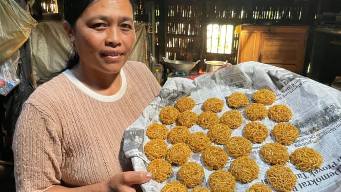 Ibu Sariasih dan Jaje Senggait Gula Pedawa