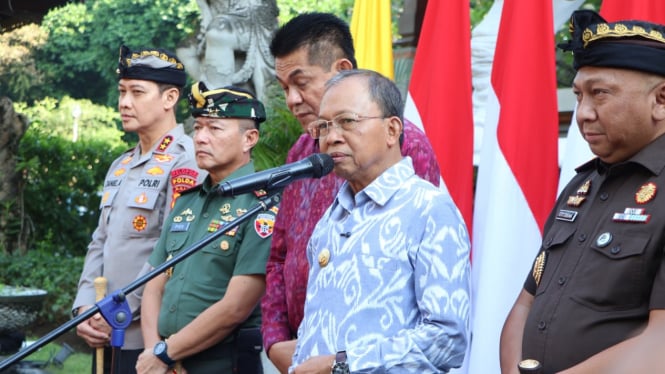 Konferensi pers Gubernur Bali dan jajaran terkait Ormas
