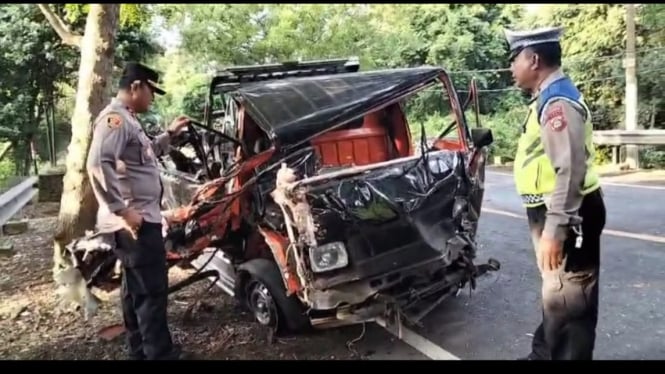 Ringsek salah satu kendaraan usai terlibat kecelakaan