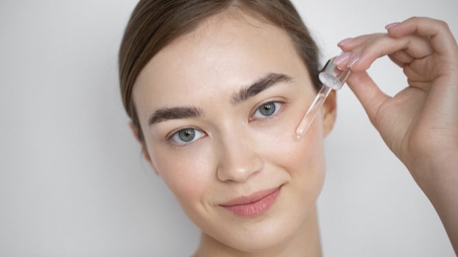 Wanita sedang Menggunakan Serum Niacinamide untuk Wajah