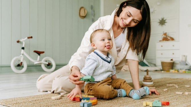 Seorang ibu bersama bayi laki-lakinya