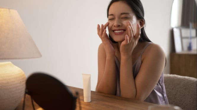 Wanita sedang Menggunakan Skincare Routine Malam