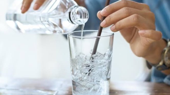 Masih banyak mitos di masyarakat terkait minum air es