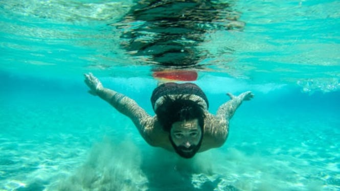 Berenang di pantai membutuhkan skill tersendiri