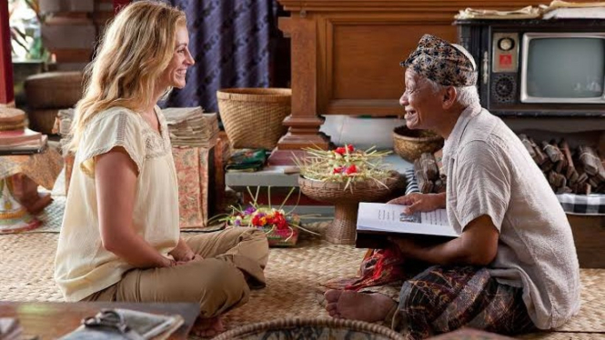 Julia Roberts dalam adegan film Eat, Pray, Love di Bali