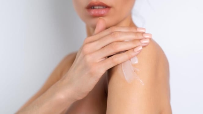 Wanita sedang Menggunakan Body Lotion Wangi Tahan Lama