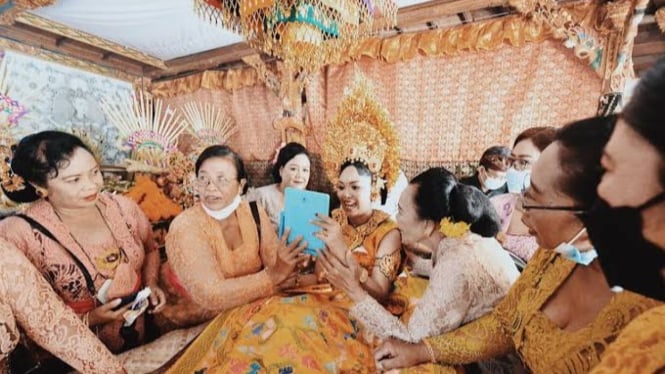 Seorang wanita setelah menjalani tradisi metatah
