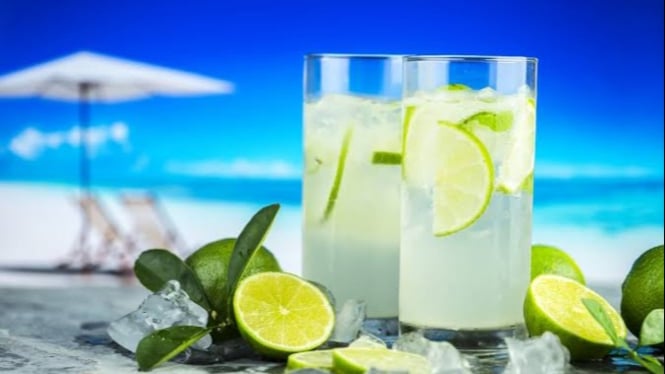 Es Lemon menjadi salah satu minuman menyegarkan saat di pantai