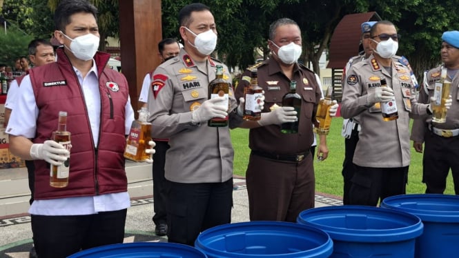 Ribuan botol miras hasil Operasi Pekat Rinjani 2025