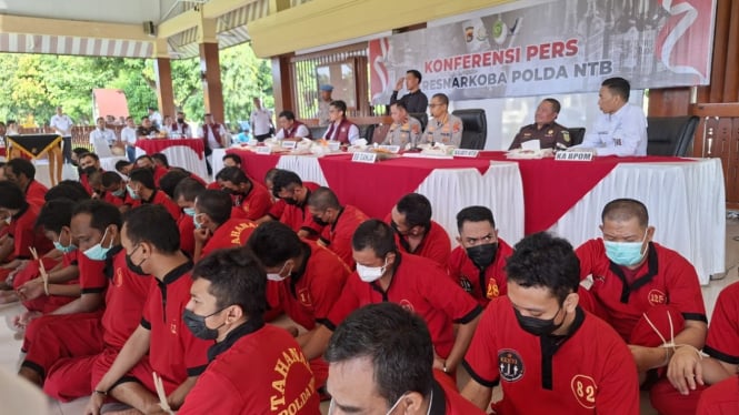 Para residivis yang dibekuk, dikumpulkan di depan meja konferensi pers