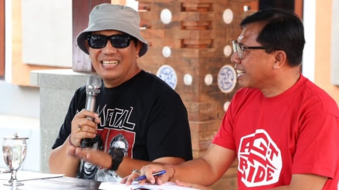 Bupati Tabanan (kiri) keluarkan surat edaran antikorupsi