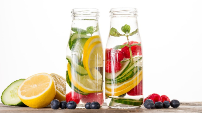 Infused water membantu tubuh sehat dan segar
