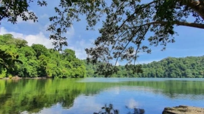 Surga Tersembunyi di Pulau Bawean Lewat Tenangnya Danau Kastoba