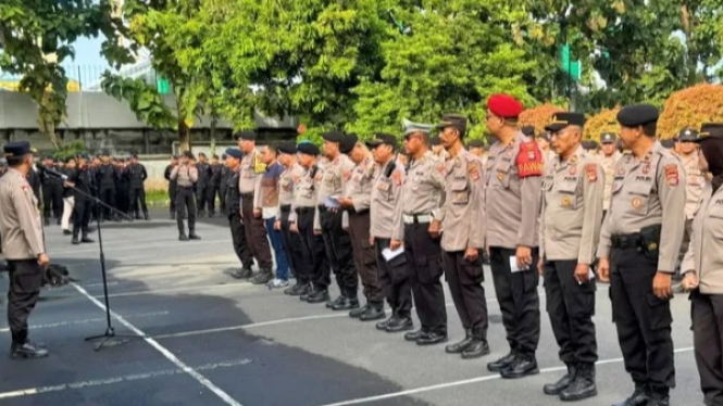 Kapolresta Mataram AKBP Hendro Purwoko memimpin apel unjuk rasa