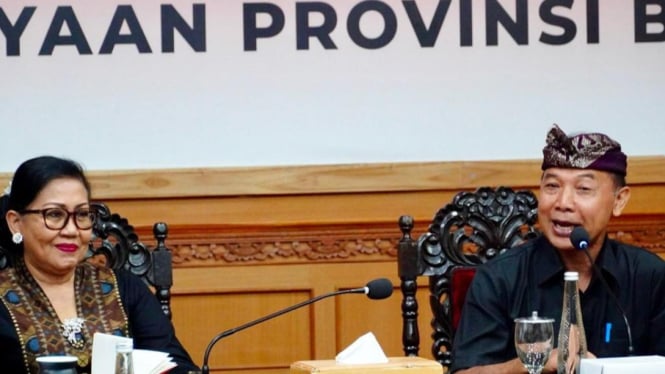 Ny. Putri Koster (kiri), penggagas parade pakaian adat Bali