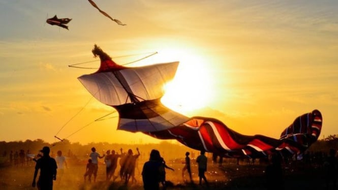Festival layang-layang Bali di senja hari