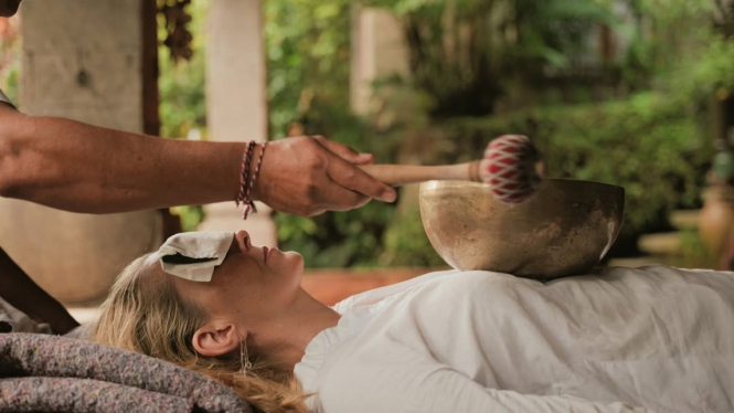 Seorang wisatawan asing sedang wellness retreat di Oneworld Retreats