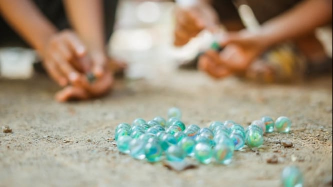 Permainan tradisional anak kelereng