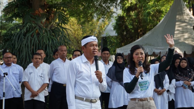 Menkomdigi (kanan) dan Gubernur Jawa Barat (kiri) sosialisasi PP Tunas