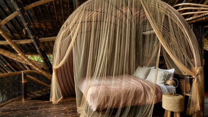 Interior villa bambu karya Elora Hardy dengan lantai bambu