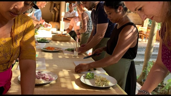 Peserta Paon Bali Cooking Class belajar memotong bahan masakan