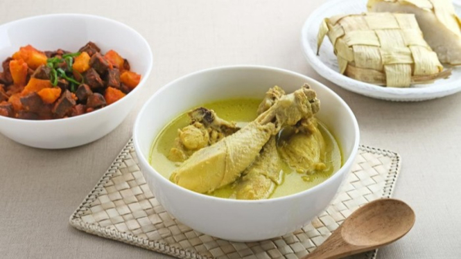 Opor ayam berkuah gurih, sajian khas Nusantara