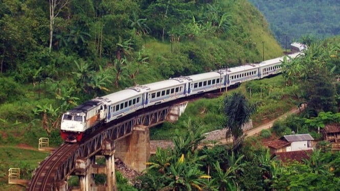Jalur indah yang bisa dinikmati dari jendela kereta.