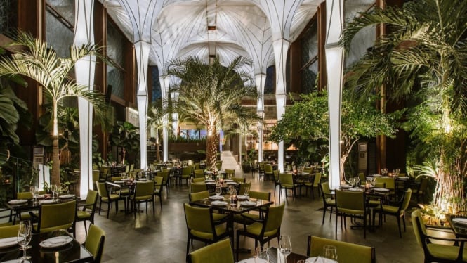 Restaurant Merah Putih dengan desain modern tropical.