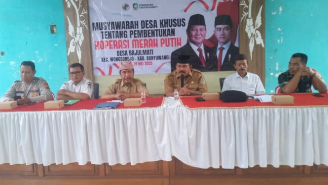 Kepala Desa Bajulmati, Achmad Thoha (pegang mic)