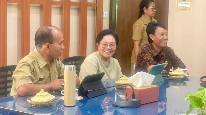Kepala DKLH Bali, I Made Rentin (kiri) dan Luh Riniti Rahayu