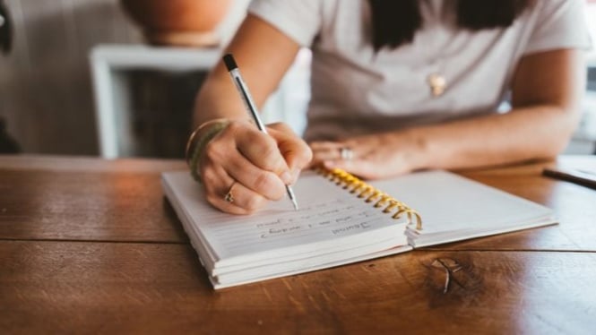 Journaling tiap hari, bahagia pun datang sendiri