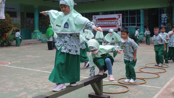 Caption: Usia anak yang tepat untuk sekolah SD adalah 7 tahun.