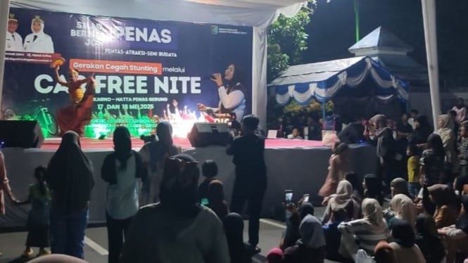 Suasana pertunjukan seni tradisional di jantung kota Gerung