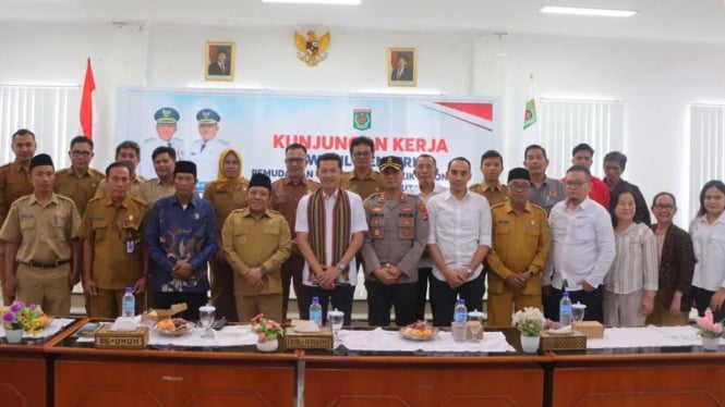 Wakil Menteri Pemuda dan Olahraga RI, Taufik Hidayat (tengah)