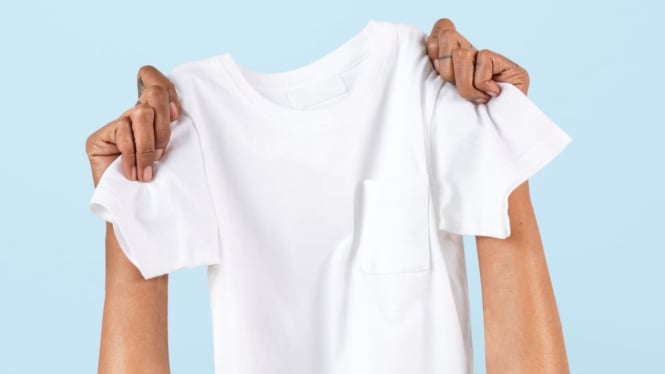 Mengembalikan warna kaos putih membutuhkan perawatan khusus.