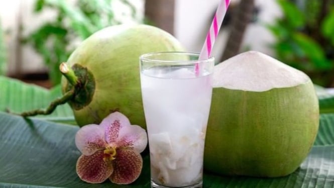 Manis, segar, alami. Es kelapa muda tak pernah gagal.