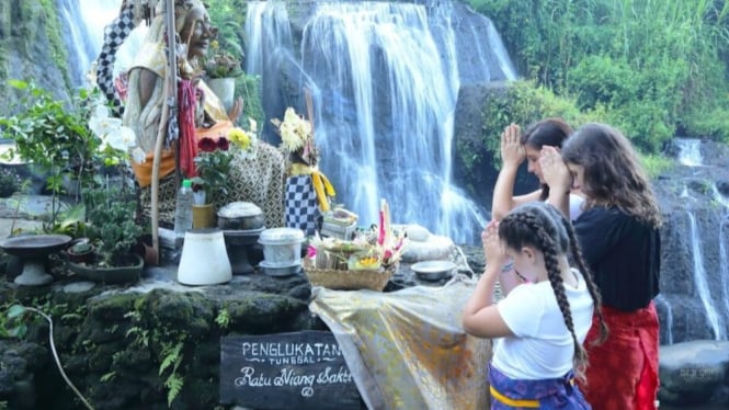 Ritual Pembersihan Suci di Air Terjun