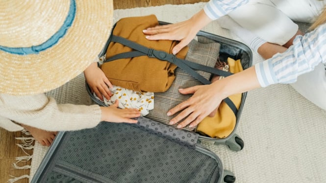 Mau koper lebih ringan? Packing dengan cari ini