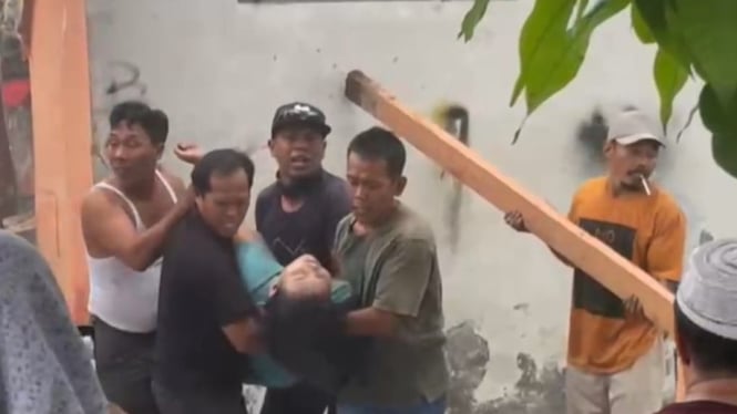 Warga Evakuasi Korban dari Reruntuhan Bangunan