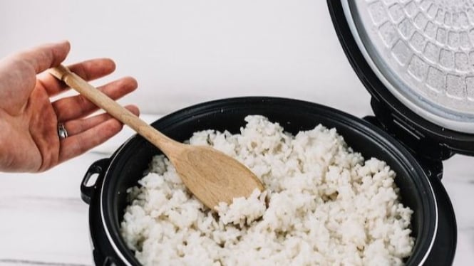 Kenali penyebab nasi bau dan kuning di rice cooker.