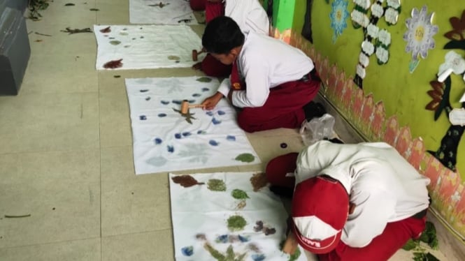 Murid MIN 7 Jembrana membuat seni corak berbahan alami