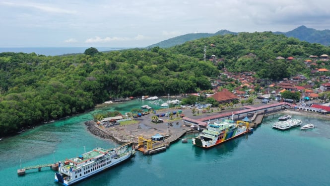 Suasana Aktivitas Penyeberangan di Pelabuhan Bali