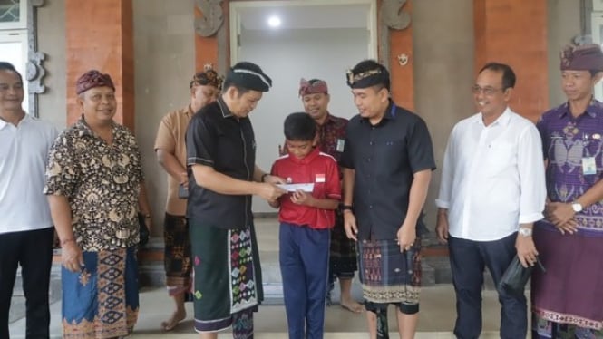 I Kadek Adyatama Daniswara (tengah)