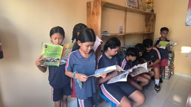 Anak-anak membaca buku di Perpustakaan Widya Utama Sila Sakti.