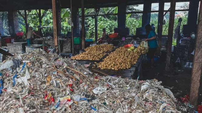 Penggunaan Limbah Plastik Berbahaya Di Pabrik Tahu