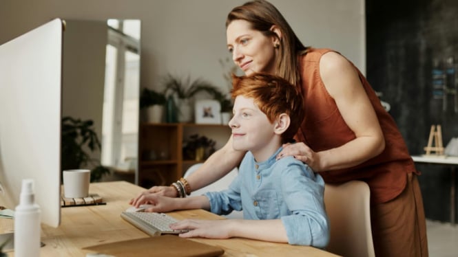 Orang tua harus bisa menjaga anak dari kecanduan gadget