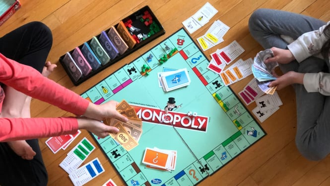 Seru bareng! Main Monopoly Bali