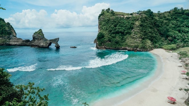 Pemandangan tebing megah dan pasir putih yang memukau di Pantai Atuh.