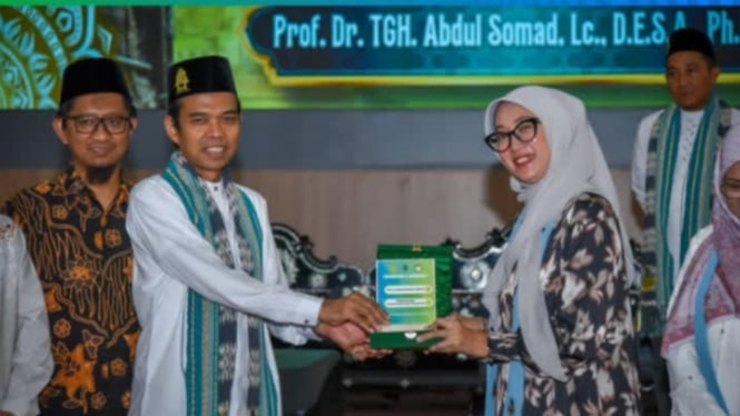 Ketua TP PKK NTB bersama Ustaz Abdul Somad dalam Sakinah Fest 2025.