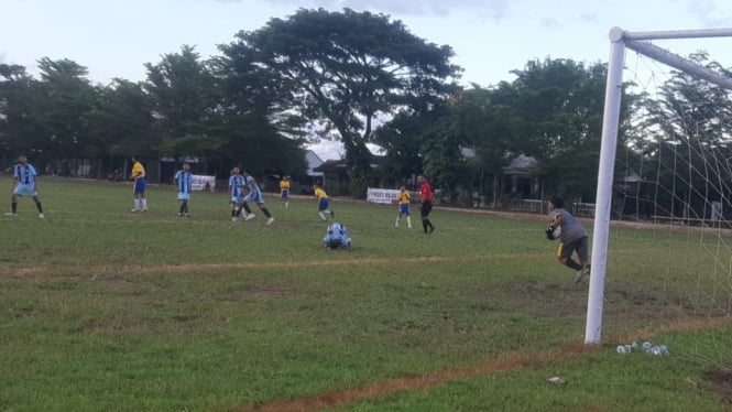 Kiper Batara FC berhasil tangkap bola tendangan pinalti